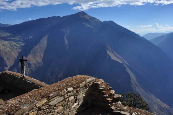 Maravilhado com a natureza grandiosa que circunda Choquequirao, no Peru